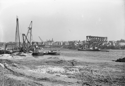 836250 Afbeelding van de werkzaamheden ten behoeve van het herstel van oorlogsschade aan de spoorbrug over de Maas te Venlo.